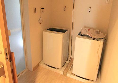 写真：すずらん荘の洗濯機と脱衣スペース